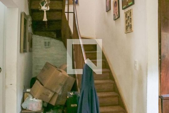 Escada de casa para alugar com 5 quartos, 300m² em Vila Pompéia, São Paulo