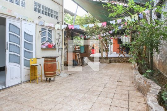 Quintal de casa para alugar com 5 quartos, 300m² em Vila Pompéia, São Paulo