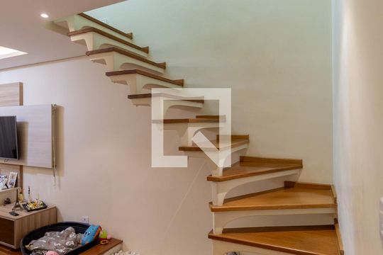 Escada de casa para alugar com 3 quartos, 410m² em Vila Mesquita, São Paulo