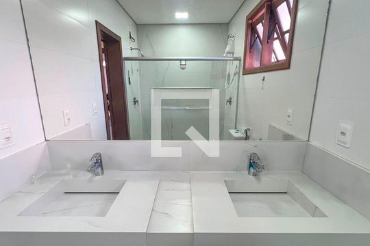 Banheiro de casa à venda com 5 quartos, 390m² em Floresta, Belo Horizonte