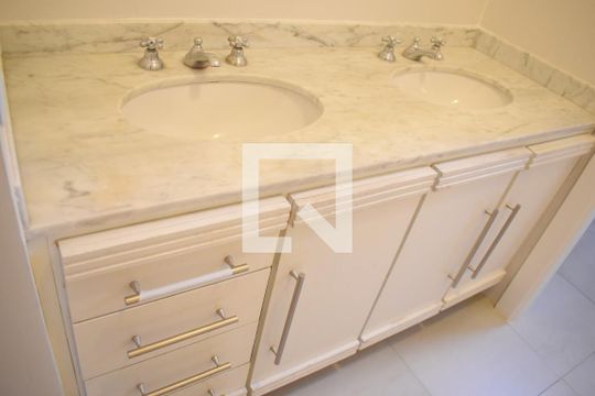 Banheiro Suíte de apartamento para alugar com 2 quartos, 90m² em Batel, Curitiba