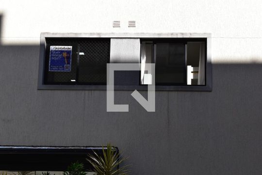 Plaquinha de apartamento para alugar com 3 quartos, 74m² em Santo Inácio, Curitiba