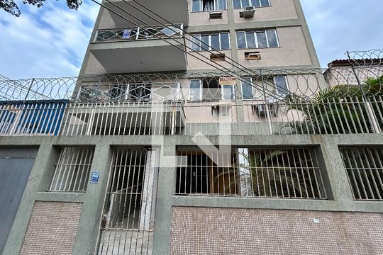 Fachada + plaquinha de apartamento para alugar com 2 quartos, 65m² em Méier, Rio de Janeiro