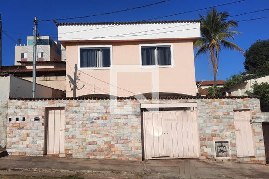 Fachada de casa à venda com 4 quartos, 180m² em Esplanada, Belo Horizonte