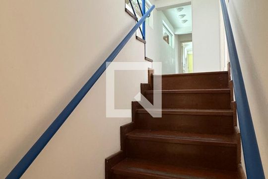 Escada de casa de condomínio à venda com 6 quartos, 1250m² em Alphaville, Santana de Parnaíba
