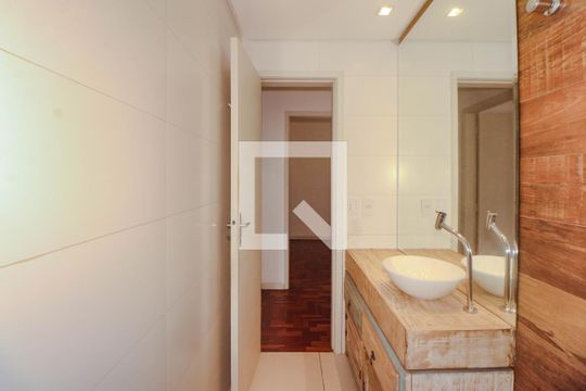 Banheiro de apartamento à venda com 1 quarto, 52m² em Passo da Areia, Porto Alegre