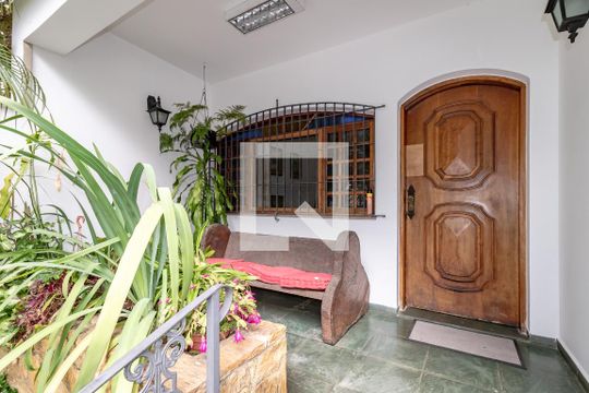 Entrada de casa para alugar com 3 quartos, 440m² em Indianópolis, São Paulo