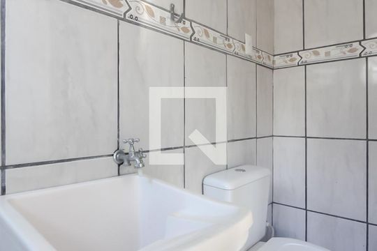 Banheiro de kitnet/studio à venda com 1 quarto, 30m² em Jardim Dona Leopoldina, Porto Alegre