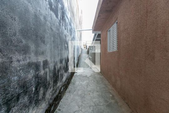 Corredor / Entrada de casa para alugar com 1 quarto, 59m² em Vila Carmosina, São Paulo