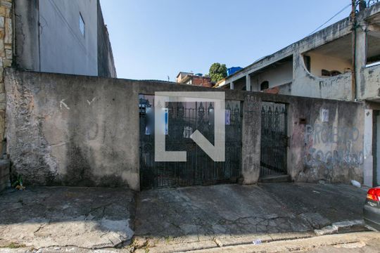 Fachada de casa para alugar com 1 quarto, 59m² em Vila Carmosina, São Paulo