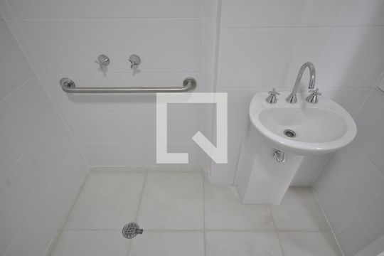 Banheiro de kitnet/studio para alugar com 1 quarto, 29m² em Tucuruvi, São Paulo