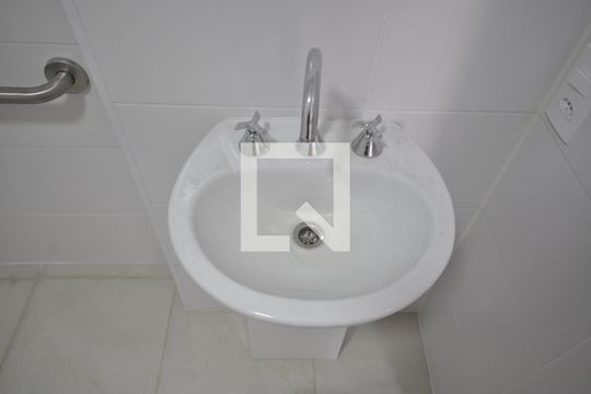 Banheiro de kitnet/studio para alugar com 1 quarto, 29m² em Tucuruvi, São Paulo