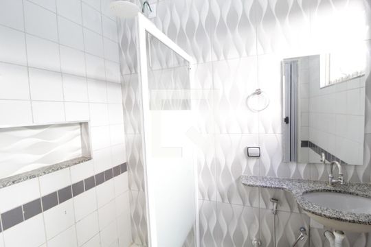 Banheiro de kitnet/studio para alugar com 1 quarto, 22m² em Martins, Uberlândia