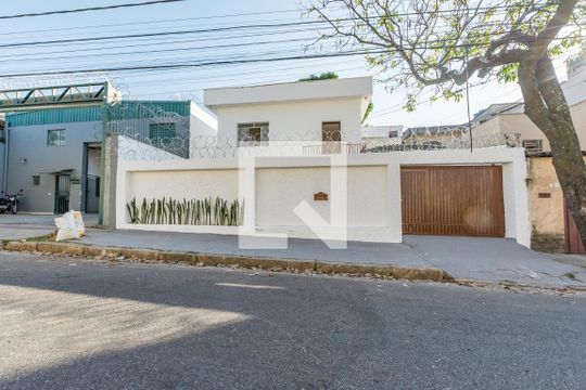 Fachada de casa à venda com 3 quartos, 408m² em Padre Eustáquio, Belo Horizonte