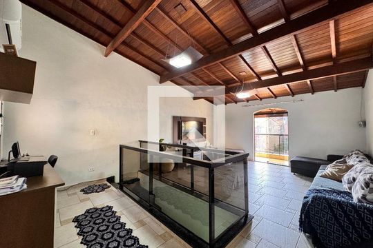 Sala de TV de casa à venda com 3 quartos, 377m² em Parque Gerassi, Santo André