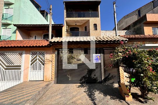 Fachada de casa à venda com 3 quartos, 377m² em Parque Gerassi, Santo André