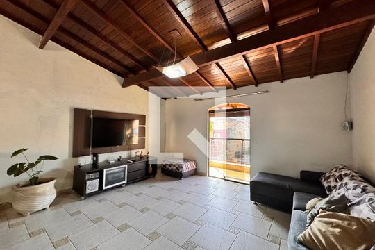 Sala de TV de casa à venda com 3 quartos, 377m² em Parque Gerassi, Santo André