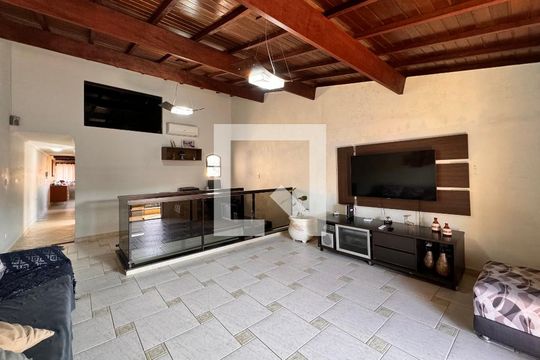 Sala de TV de casa à venda com 3 quartos, 377m² em Parque Gerassi, Santo André