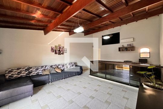 Sala de TV de casa à venda com 3 quartos, 377m² em Parque Gerassi, Santo André
