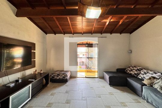 Sala de TV de casa à venda com 3 quartos, 377m² em Parque Gerassi, Santo André