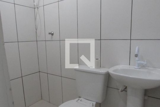 Banheiro de kitnet/studio para alugar com 1 quarto, 17m² em Jardim Bonfiglioli, São Paulo