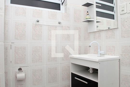 Banheiro de kitnet/studio à venda com 1 quarto, 40m² em Centro Histórico, Porto Alegre