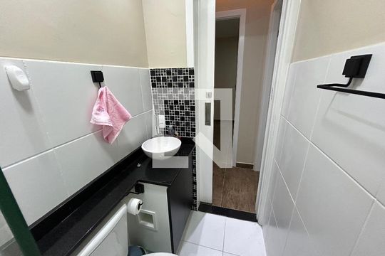 Banheiro de apartamento para alugar com 2 quartos, 40m² em Madureira, Rio de Janeiro