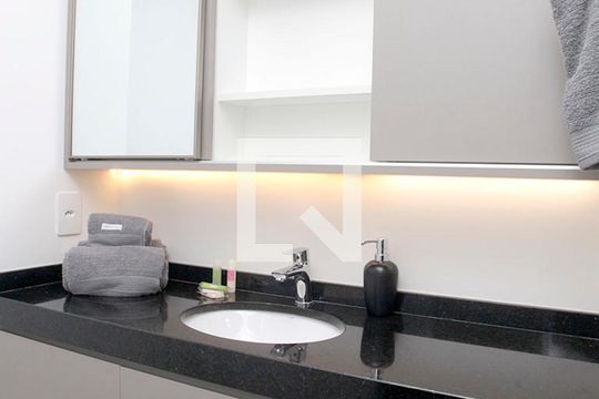 Banheiro de kitnet/studio à venda com 1 quarto, 43m² em Farroupilha, Porto Alegre