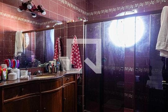 Banheiro Quarto 2 de casa de condomínio à venda com 4 quartos, 450m² em Santa Rosa, Niterói
