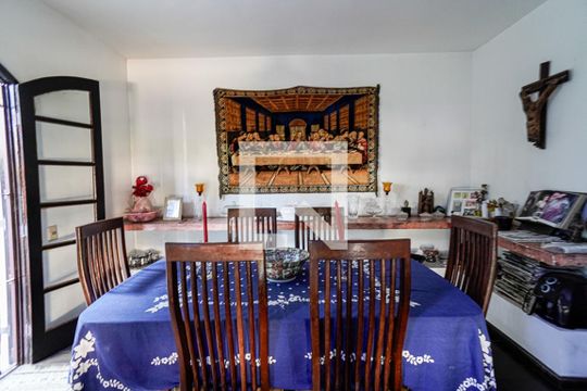 Sala de casa de condomínio à venda com 4 quartos, 450m² em Santa Rosa, Niterói
