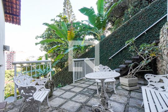Jardim de casa de condomínio à venda com 4 quartos, 450m² em Santa Rosa, Niterói