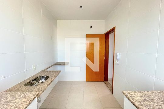 Cozinha de apartamento à venda com 2 quartos, 52m² em Morro do Confisco, Contagem