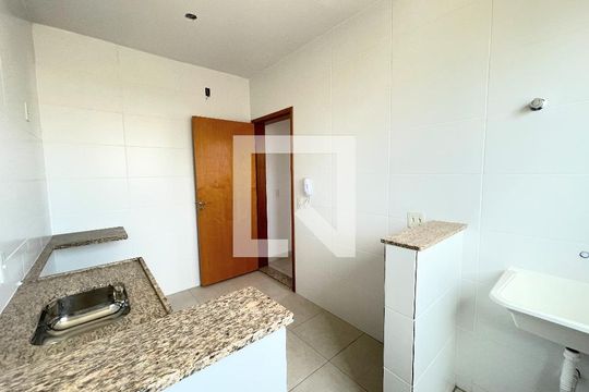 Cozinha de apartamento à venda com 2 quartos, 52m² em Morro do Confisco, Contagem