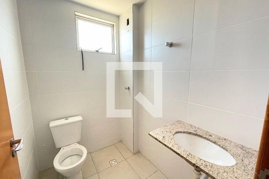 Banheiro de apartamento à venda com 2 quartos, 52m² em Morro do Confisco, Contagem