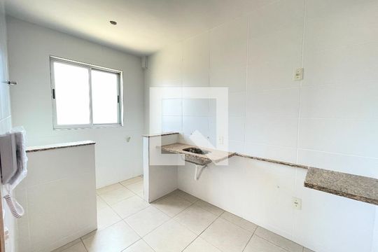 Cozinha de apartamento à venda com 2 quartos, 52m² em Morro do Confisco, Contagem
