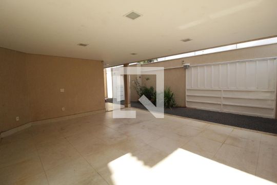 Garagem de casa para alugar com 4 quartos, 227m² em Tibery, Uberlândia