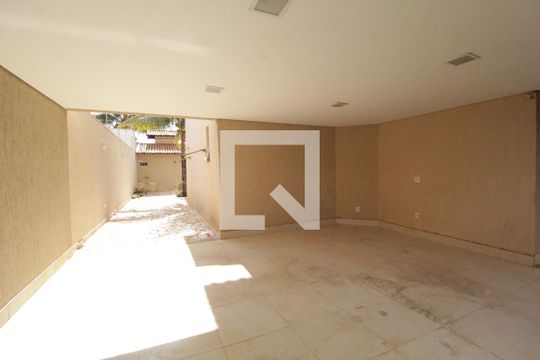 Garagem de casa para alugar com 4 quartos, 227m² em Tibery, Uberlândia