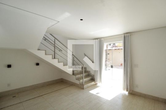 Sala 2 de casa para alugar com 4 quartos, 227m² em Tibery, Uberlândia