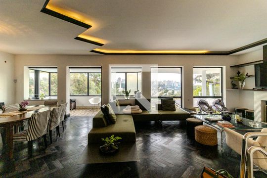 Casa à venda com 4 quartos, 550m² em Pacaembu, São Paulo