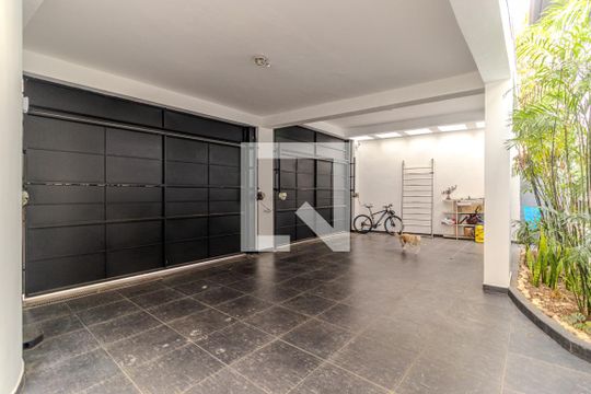 Garagem de casa à venda com 4 quartos, 550m² em Pacaembu, São Paulo