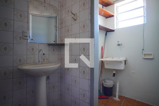 Banheiro Corredor - Área de Serviço de apartamento para alugar com 1 quarto, 69m² em Cristo Redentor, Porto Alegre