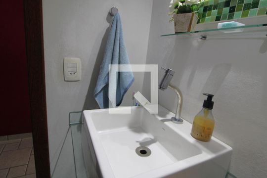 Pia banheiro comum de casa à venda com 2 quartos, 120m² em Veleiros, São Paulo