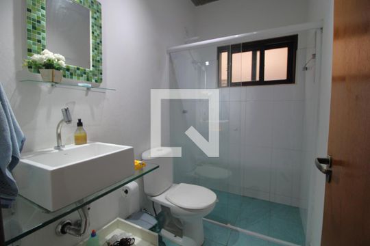Banheiro comum de casa à venda com 2 quartos, 120m² em Veleiros, São Paulo