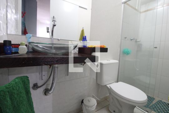 Banheiro da suíte 1 de casa à venda com 2 quartos, 120m² em Veleiros, São Paulo