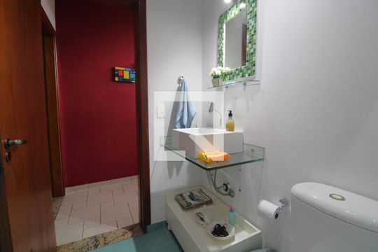 Banheiro comum de casa à venda com 2 quartos, 120m² em Veleiros, São Paulo