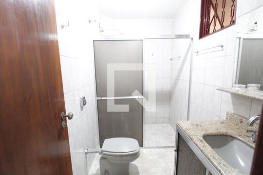 Banheiro Social 2 de casa para alugar com 4 quartos, 300m² em Umuarama, Uberlândia