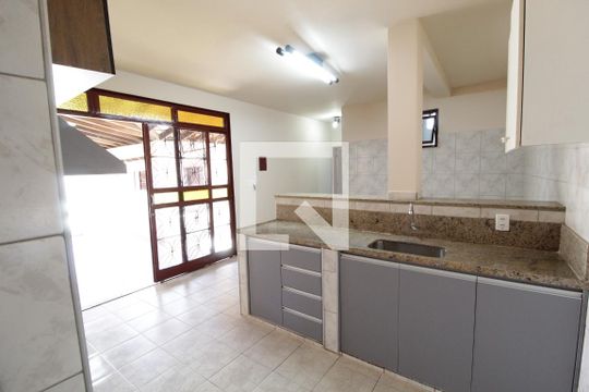 Cozinha de casa para alugar com 4 quartos, 300m² em Umuarama, Uberlândia