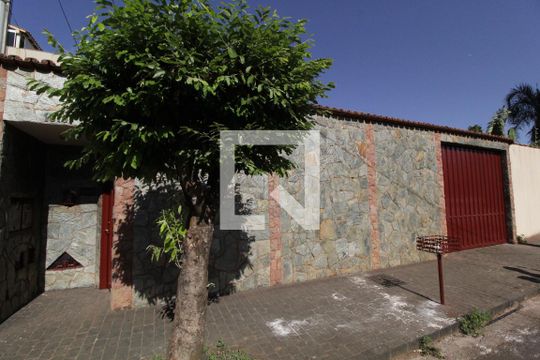 Fachada de casa para alugar com 4 quartos, 300m² em Umuarama, Uberlândia