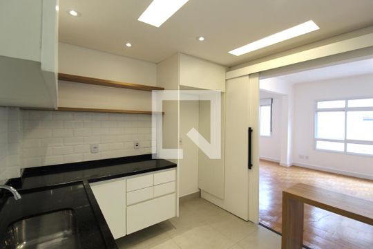Cozinha de apartamento para alugar com 2 quartos, 90m² em Jardim Europa, São Paulo