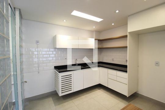 Cozinha de apartamento para alugar com 2 quartos, 90m² em Jardim Europa, São Paulo